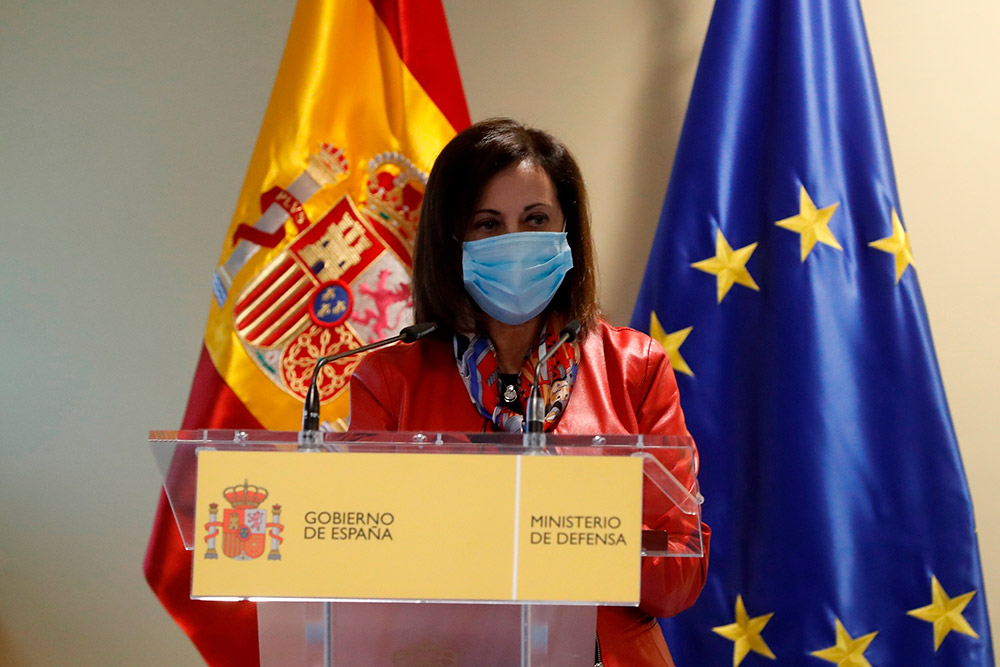 Robles lleva a la Fiscalía un chat de exmilitares donde se plantea fusilar a 26 millones de españoles