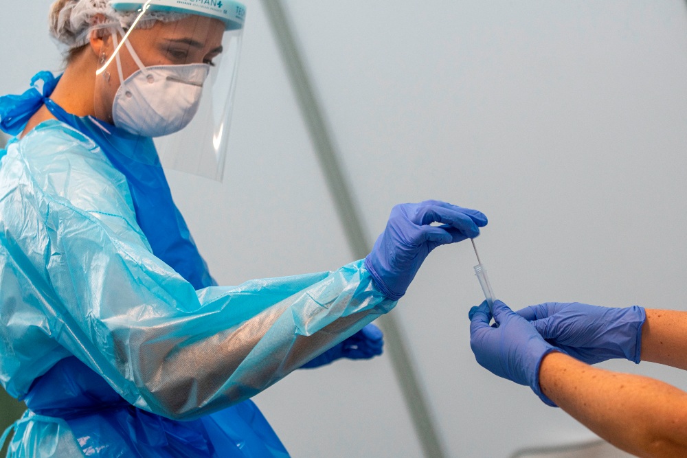 Los positivos por coronavirus repuntan a 10.519 y la incidencia sube tras semanas de bajada