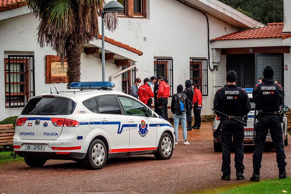 Sorprenden a 67 jóvenes toda la noche de fiesta en un convento vizcaíno