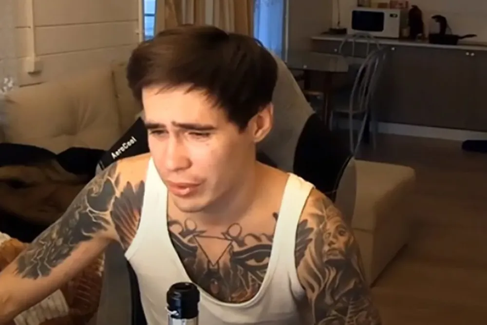Un youtuber ruso transmite en directo la muerte de su novia tras echarla al balcón semidesnuda