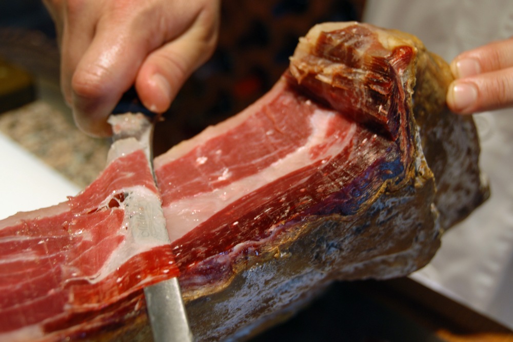 Un pueblo de Málaga cambia las luces de Navidad por jamones de pata negra para sus vecinos