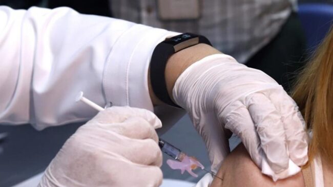 Illa asegura que España ha vacunado ya a 82.834 personas tras recibir 718.575 dosis de Pzifer