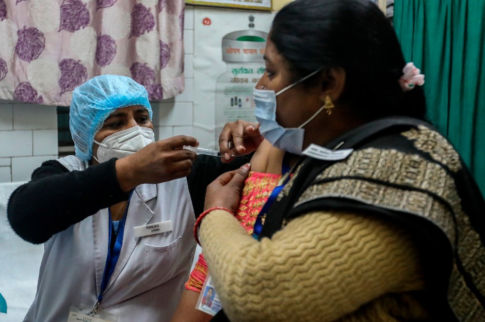 India aprueba el uso de emergencia de dos vacunas contra el coronavirus