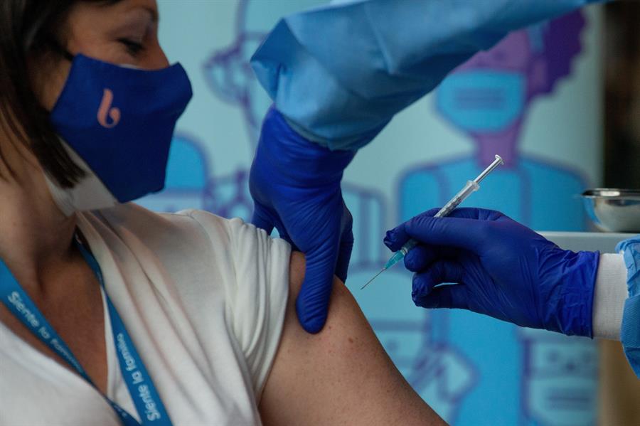 Madrid garantiza que puede poner más de 24.000 vacunas cada semana cuando hasta ahora solo ha puesto poco más de 3.000