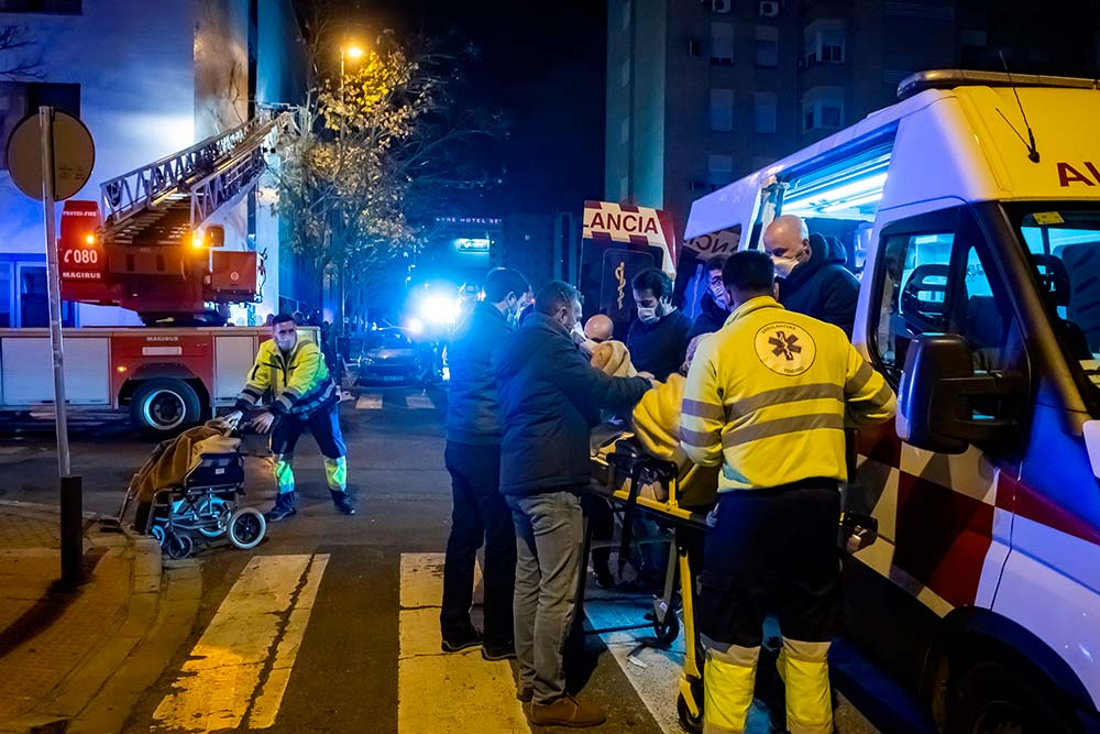Una anciana fallecida y tres heridos graves en un incendio de una residencia en Sevilla