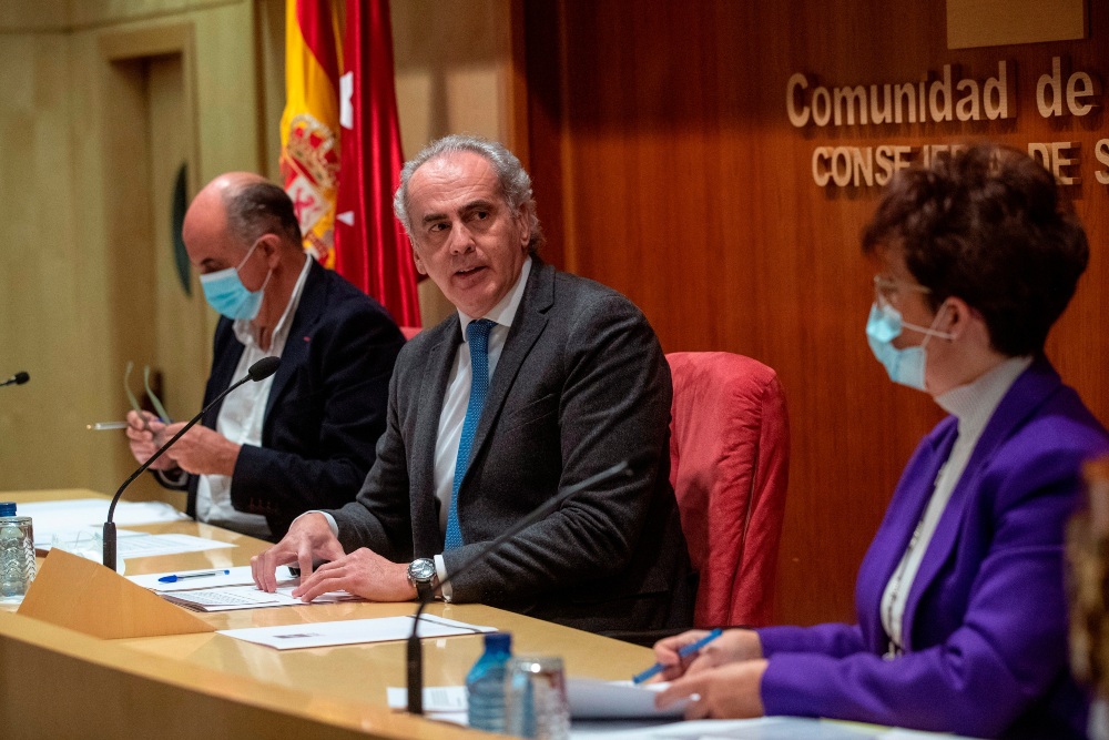 Madrid confina 23 nuevas zonas y nueve municipios y empezará a vacunar a los sanitarios a partir de mañana