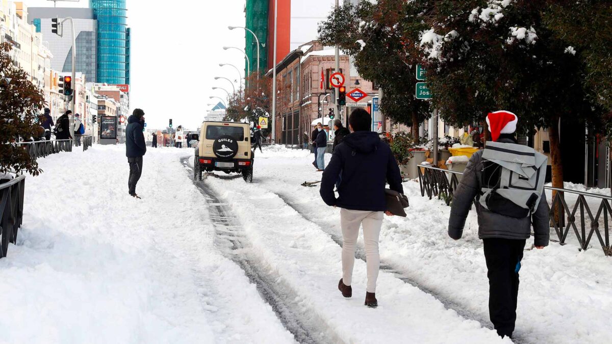 Con el rostro vuelto hacia la nieve