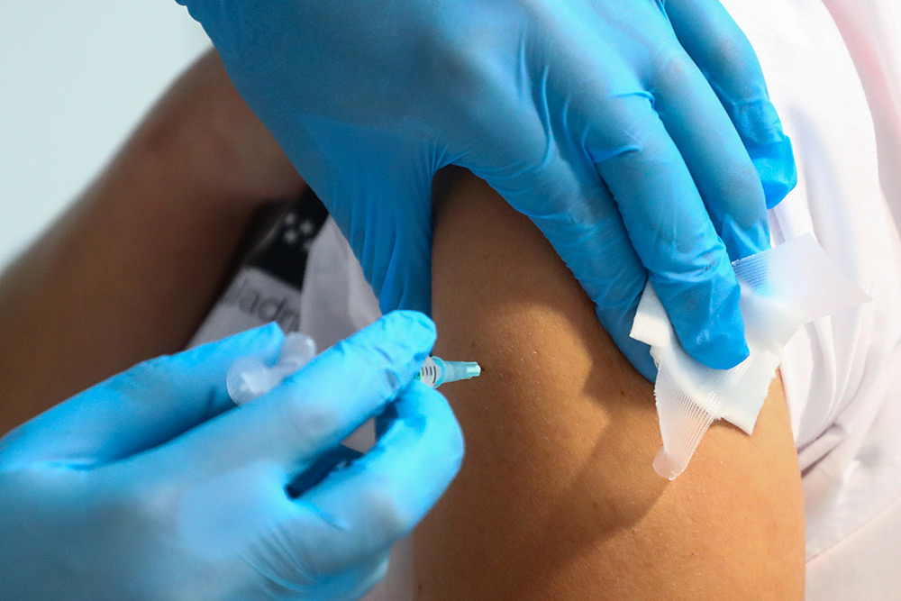 Dos alcaldes de Alicante, que son pareja, se vacunan al «sobrar dosis»