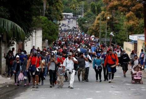 Guatemala devuelve a Honduras a más de 1.800 migrantes de la caravana