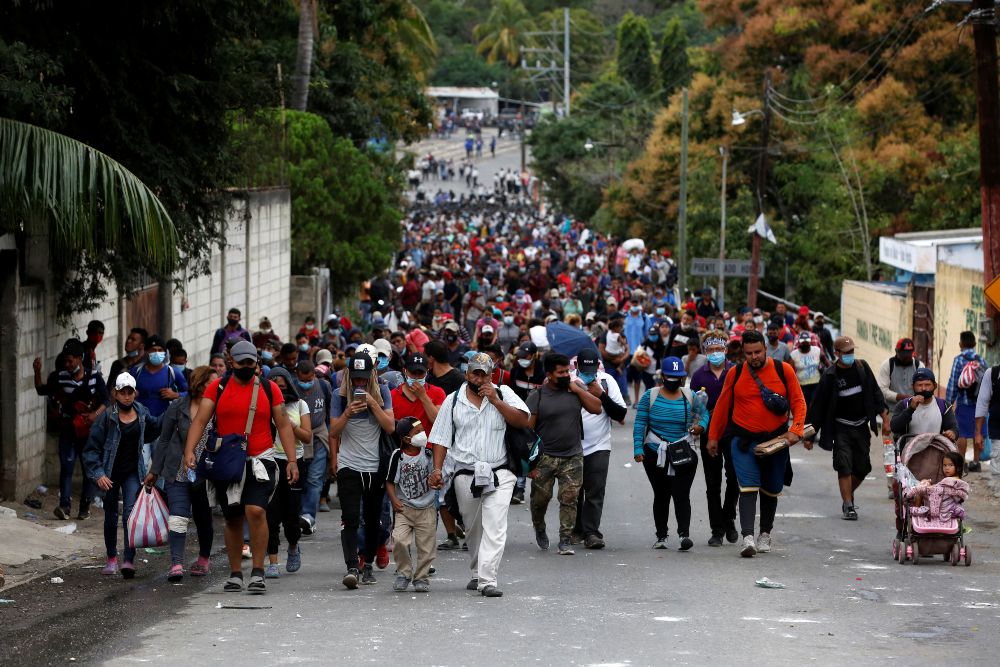 Guatemala devuelve a Honduras a más de 1.800 migrantes de la caravana