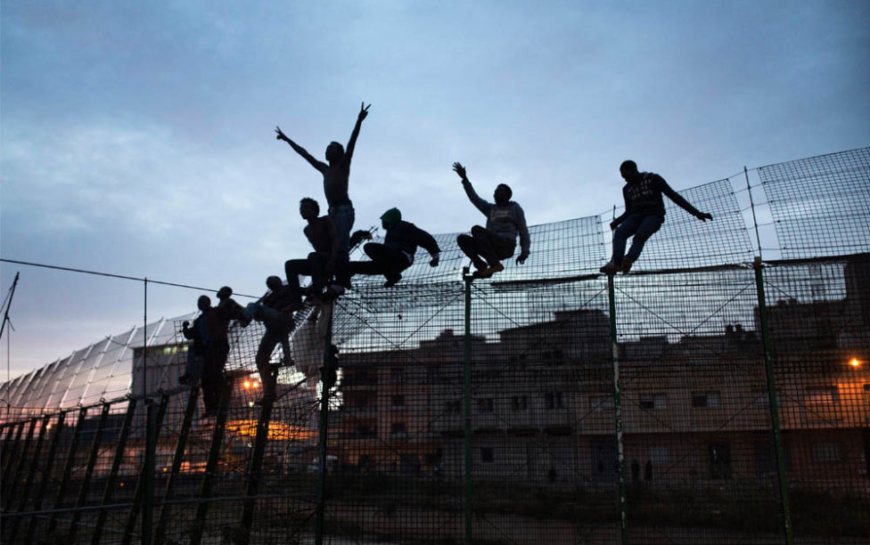 Más de 150 inmigrantes intentan saltar la valla de Melilla y 59 logran entrar