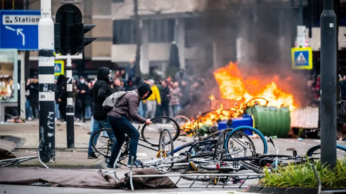 (VÍDEO) Tercera noche de fuertes protestas en Países Bajos por el toque de queda