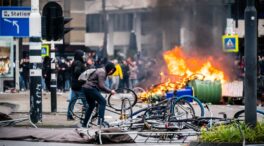 (VÍDEO) Tercera noche de fuertes protestas en Países Bajos por el toque de queda