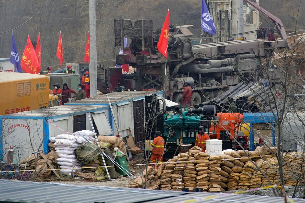 Rescatan a once de los trabajadores atrapados en una mina de oro en China