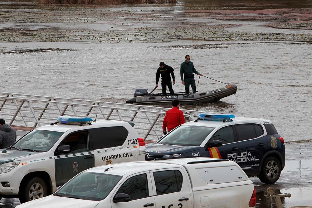 Al menos tres muertos en Badajoz tras volcar una embarcación en el río Guadiana