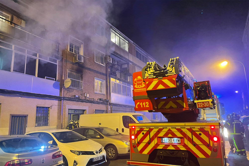 Un muerto y 21 heridos en el incendio de una vivienda en Alcalá de Henares