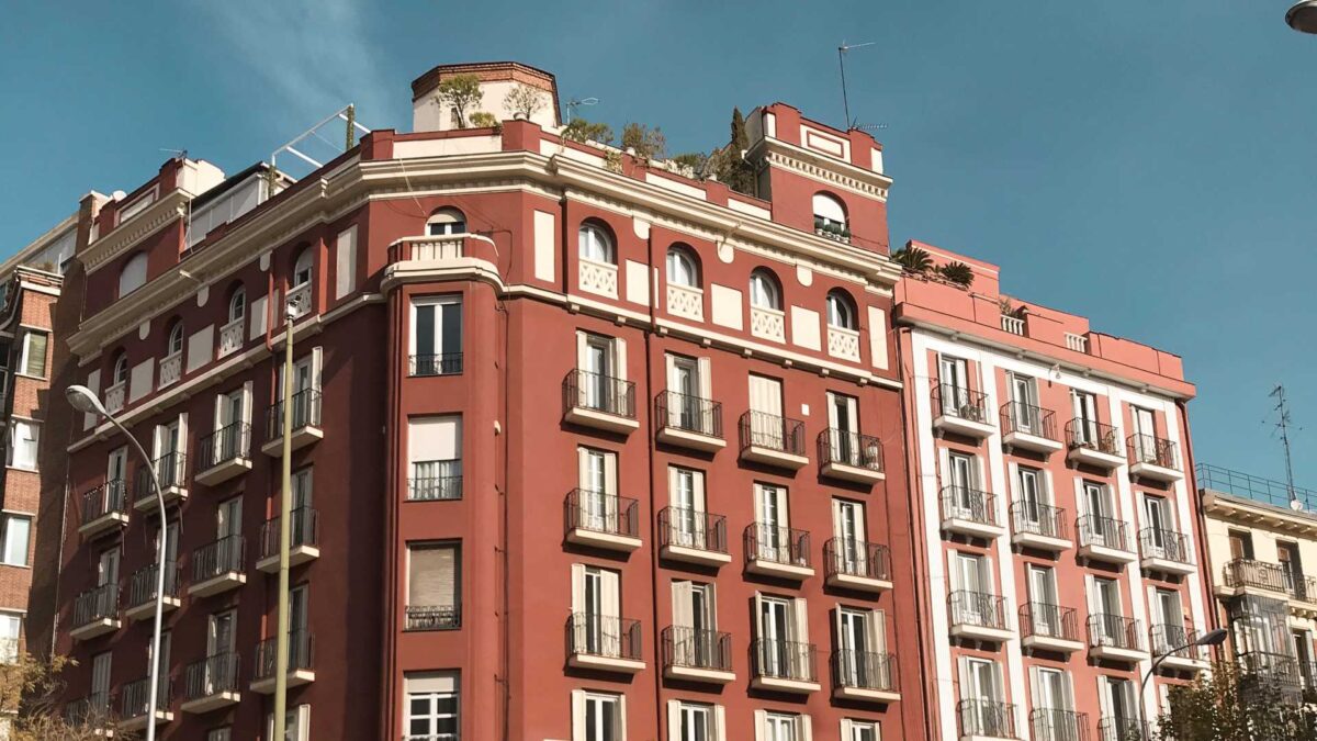 Un sueldo de 32.000 euros al año y facilidades a pisos turísticos: la polémica ayuda al alquiler de Madrid