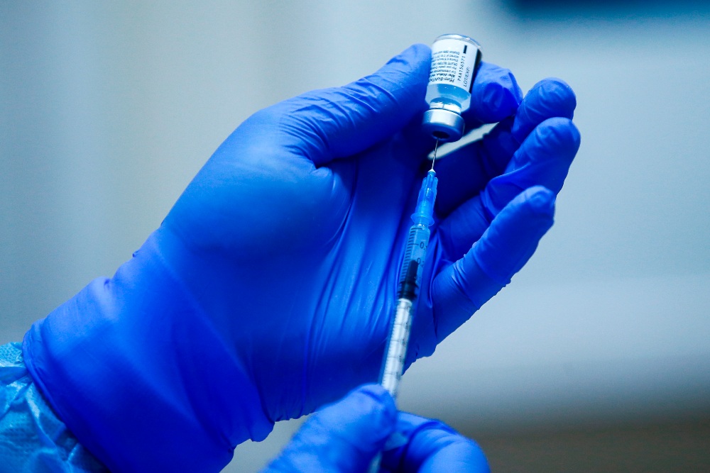 Mutaciones y virus más resistente: el riesgo de administrar una sola dosis de las vacunas