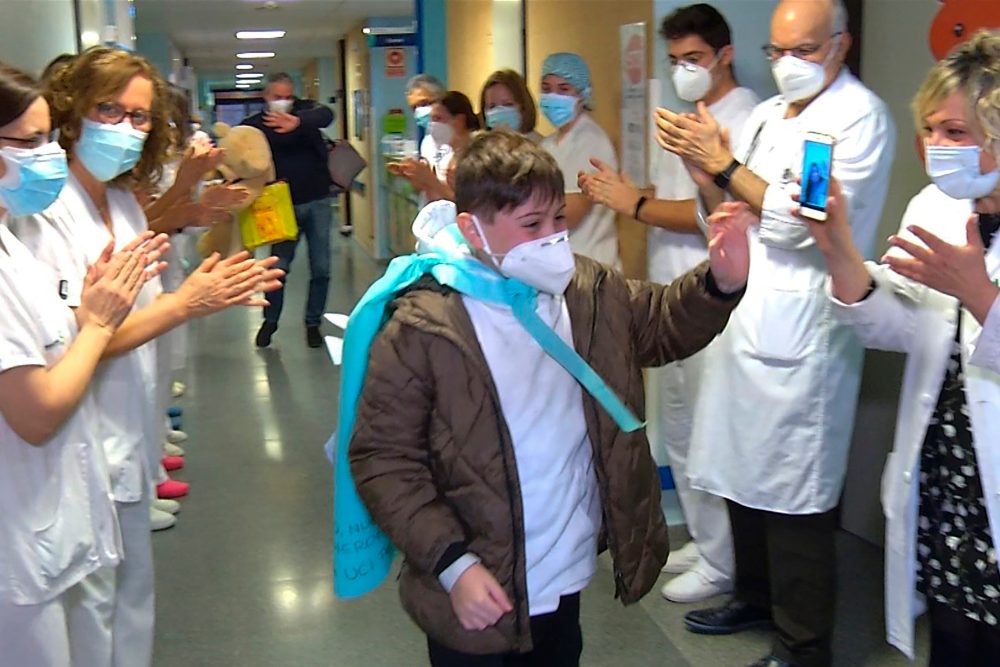 Mateo, el niño que pasó 11 días en la UCI por coronavirus, recibe el alta médica