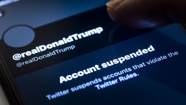 Las acciones de Twitter y Facebook se desploman tras suspender las cuentas de Trump