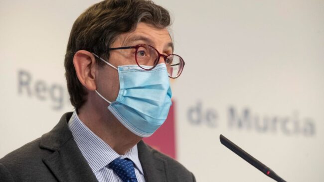 El consejero de Salud murciano, que se vacunó, anuncia que no dimitirá