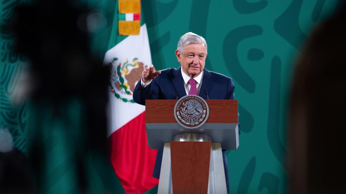 El presidente de México, AMLO, da positivo en COVID-19 y recibe asistencia médica