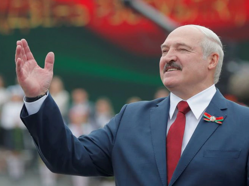 Lukashenko pide a los bielorrusos que le obedezcan «si quieren vivir tranquilos» ante una «posible llamada militar especial» rusa