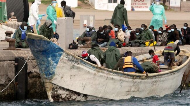 Cuatro fallecidos en un cayuco con 44 inmigrantes que llegó a una playa de Tenerife