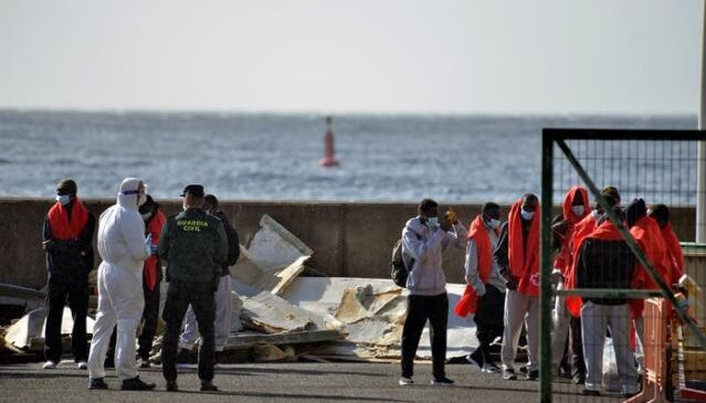 Diez inmigrantes consiguen llegar a nado a la costa de Ceuta desde Marruecos