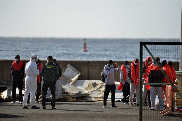 Diez inmigrantes consiguen llegar a nado a la costa de Ceuta desde Marruecos