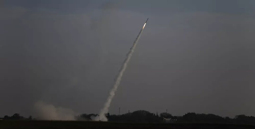 Israel intercepta un cohete disparado por milicias palestinas, el primero desde la escalada bélica de mayo