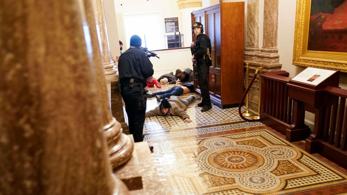 (VÍDEO) La Policía exonera al agente que disparó contra una mujer en el asalto al Capitolio