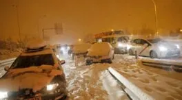 Madrid amanece sin autobuses, con cortes en el Metro y sin vuelos en Barajas