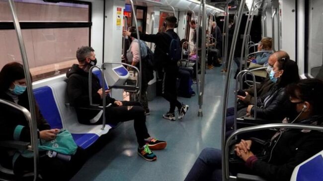 Médicos franceses recomiendan no hablar ni llamar en el metro