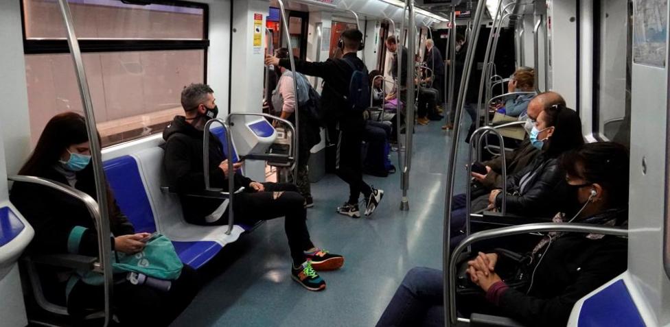 Médicos franceses recomiendan no hablar ni llamar en el metro