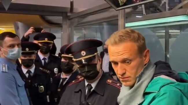 El líder opositor ruso, Alexéi Navalni, es detenido en el control de pasaportes al llegar a Moscú