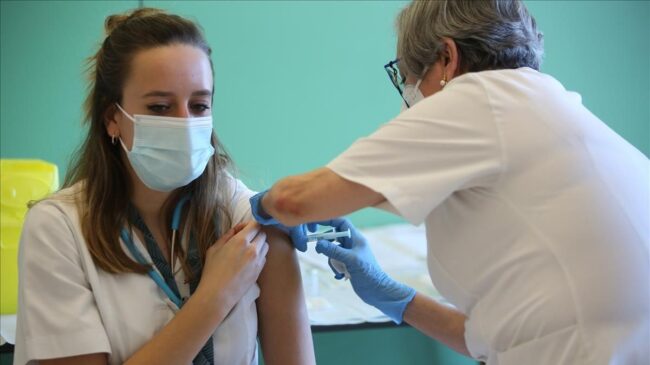 Madrid suspende el plan de vacunación a los sanitarios por falta de vacunas