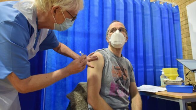 Médicos británicos piden reducir las semanas entre dosis de la vacuna de Pfizer