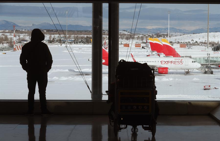 Ábalos anuncia que ya pueden salir los aviones de Barajas y garantiza el suministro de la vacuna para mañana