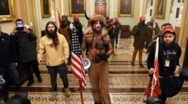 ¿Quién es el hombre de los cuernos que lideró el asalto al Congreso?