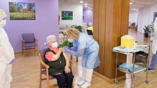 Araceli Hidalgo, la primera vacunada de España, recibe la segunda dosis de la vacuna