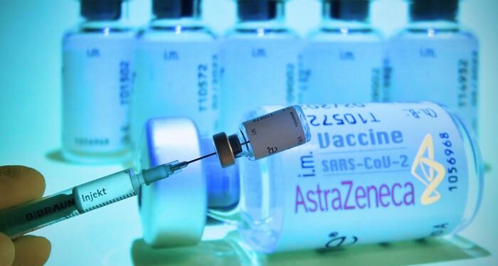 Sanidad abre la puerta a ampliar la vacuna de AstraZeneca a mayores de 55
