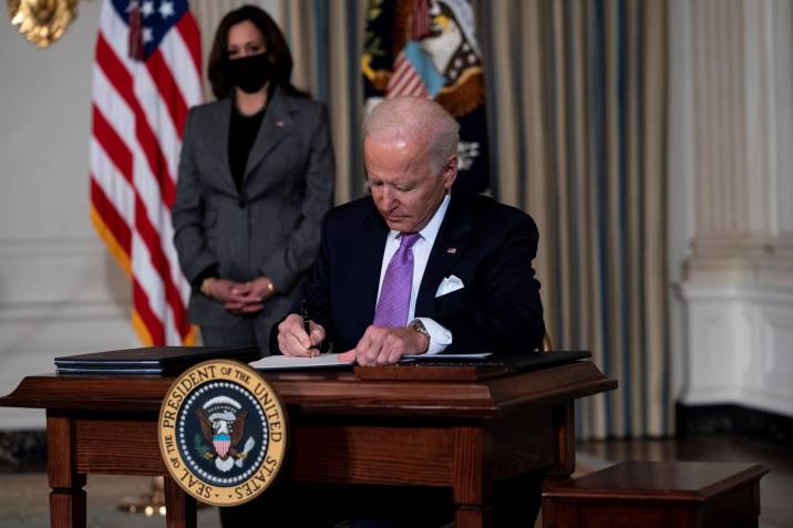 Un juez bloquea la orden de Biden de suspender las deportaciones durante 100 días