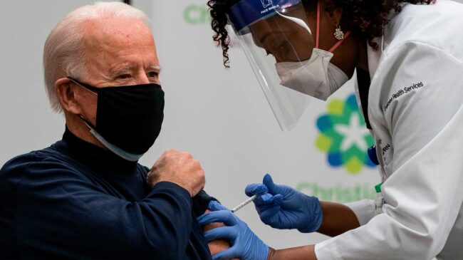 La promesa de Biden de administrar 100 millones de dosis se complica: "No existen reservas"
