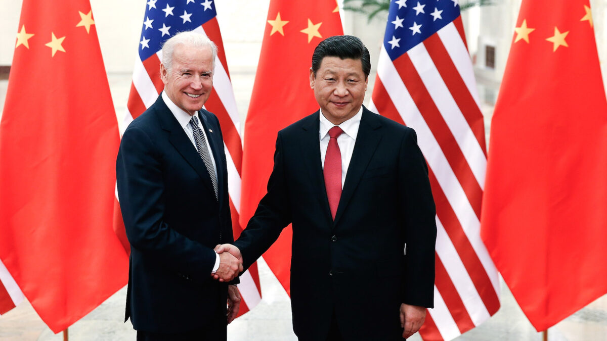 Biden habla con Xi Jinping sobre cómo evitar que su pugna «derive en un conflicto»