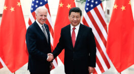 Biden estudia crear un 'teléfono rojo' con China