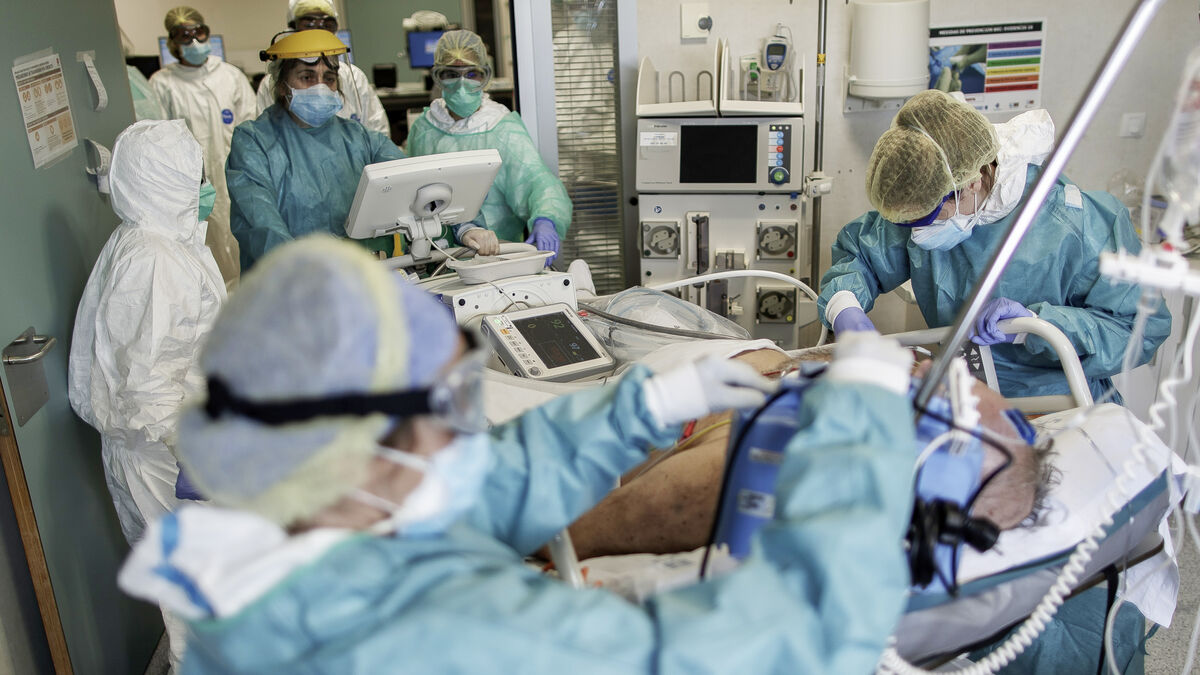 Los contagios en España siguen bajando y la presión hospitalaria sufre un leve repunte