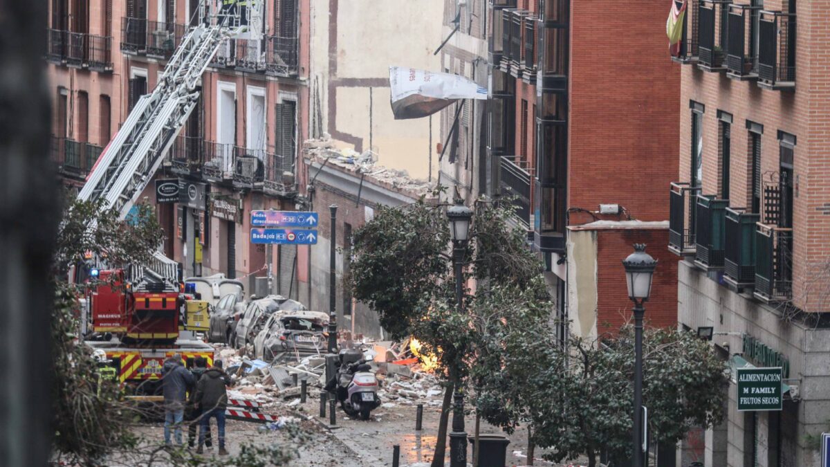 Bomberos y técnicos planifican su actuación en el edificio de la explosión