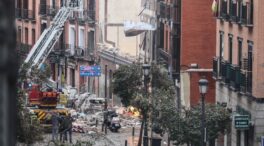 Bomberos y técnicos planifican su actuación en el edificio de la explosión