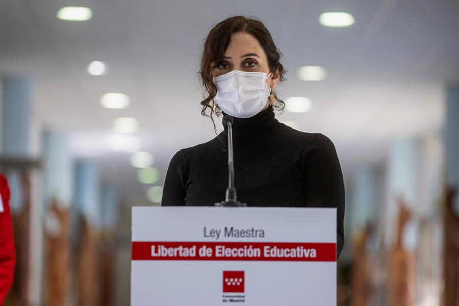 Ayuso anuncia que más del 98% de los colegios de Madrid reabrirán mañana